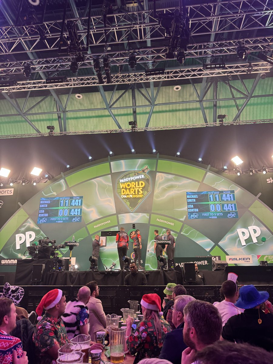 permane03's tweet photo. Night 1 at the Darts can not be topped 😍🎯 https://t.co/xIu8J8M7mo