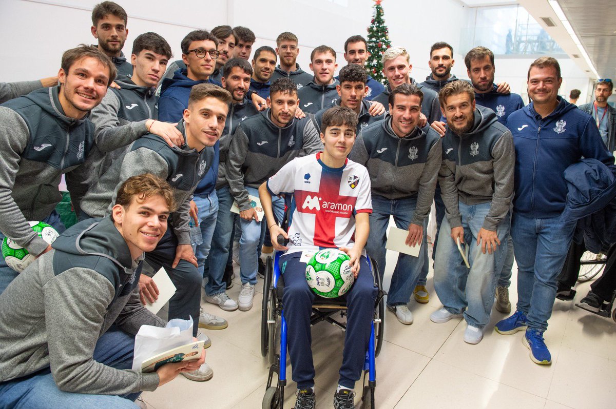 🏥🎁 El Club Deportivo Toledo visita un año más el Hospital Nacional de Parapléjicos para repartir ilusión a los pacientes ingresados estas navidades. 

💚 ¡Qué buen rato hemos pasado juntos! 🤍

#SiempreCDToledo 💚⚪️