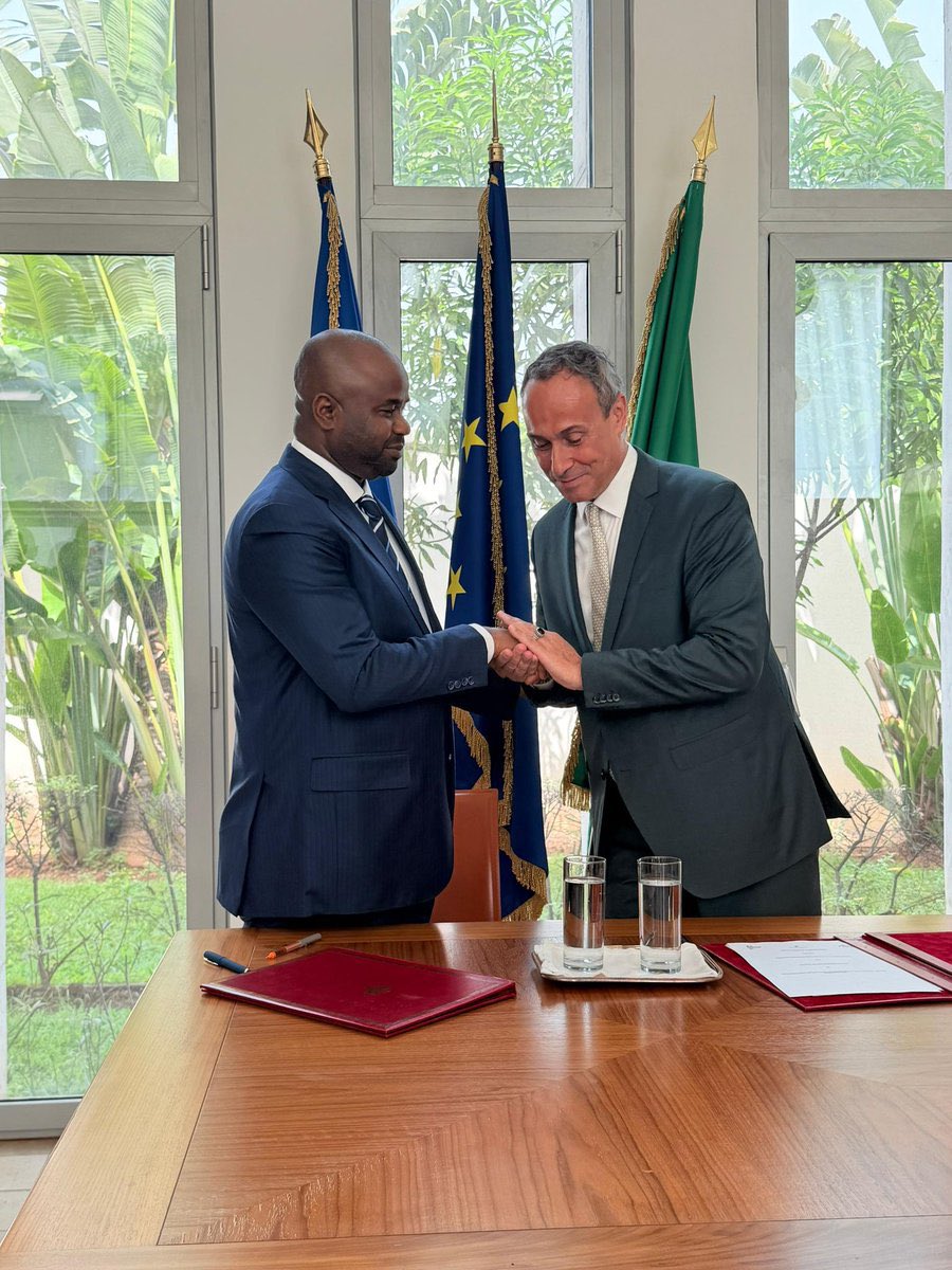 iamNeare's tweet image. He couldn't hold back his laughter at how cheap n foolish Nigerian Politicians are😭😭