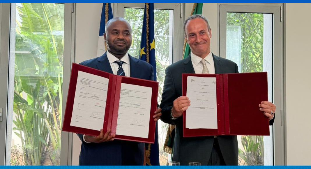 iamNeare's tweet image. He couldn't hold back his laughter at how cheap n foolish Nigerian Politicians are😭😭