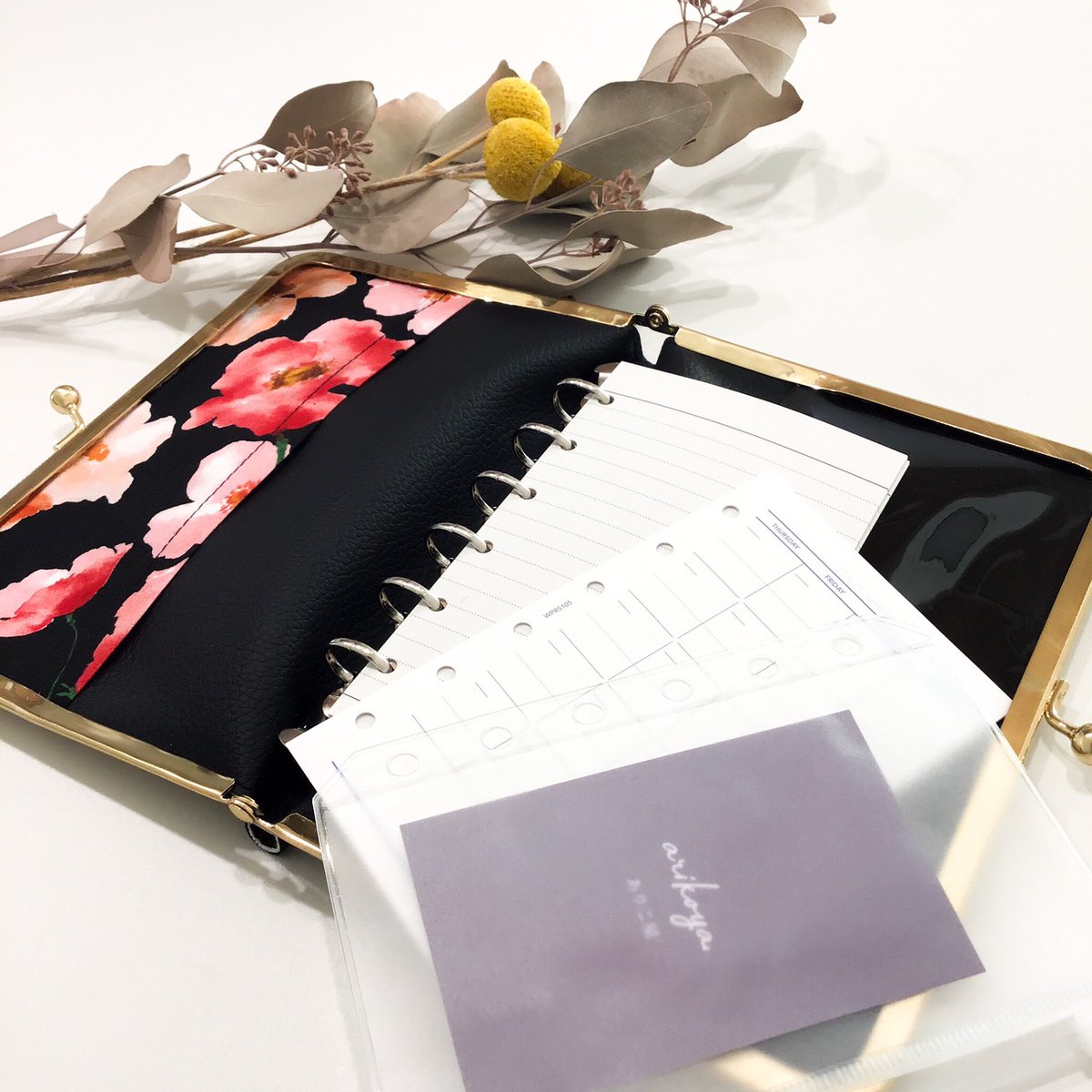 ✧new✧
mini6-binder
︙加州清光モデル

表紙デザイン＆中生地を変更しました🙇‍♀️🌸

ミニ6穴サイズのバインダー🗃️
手帳、ノート、アクスタケース等
市販のリフィルでカスタマイズ可能✨
そで部分はクリアポケット仕様です🌈
(H18×W14.5×D2.2cm)

#とうらぶ手芸部 
#とうらぶ手芸部発表会