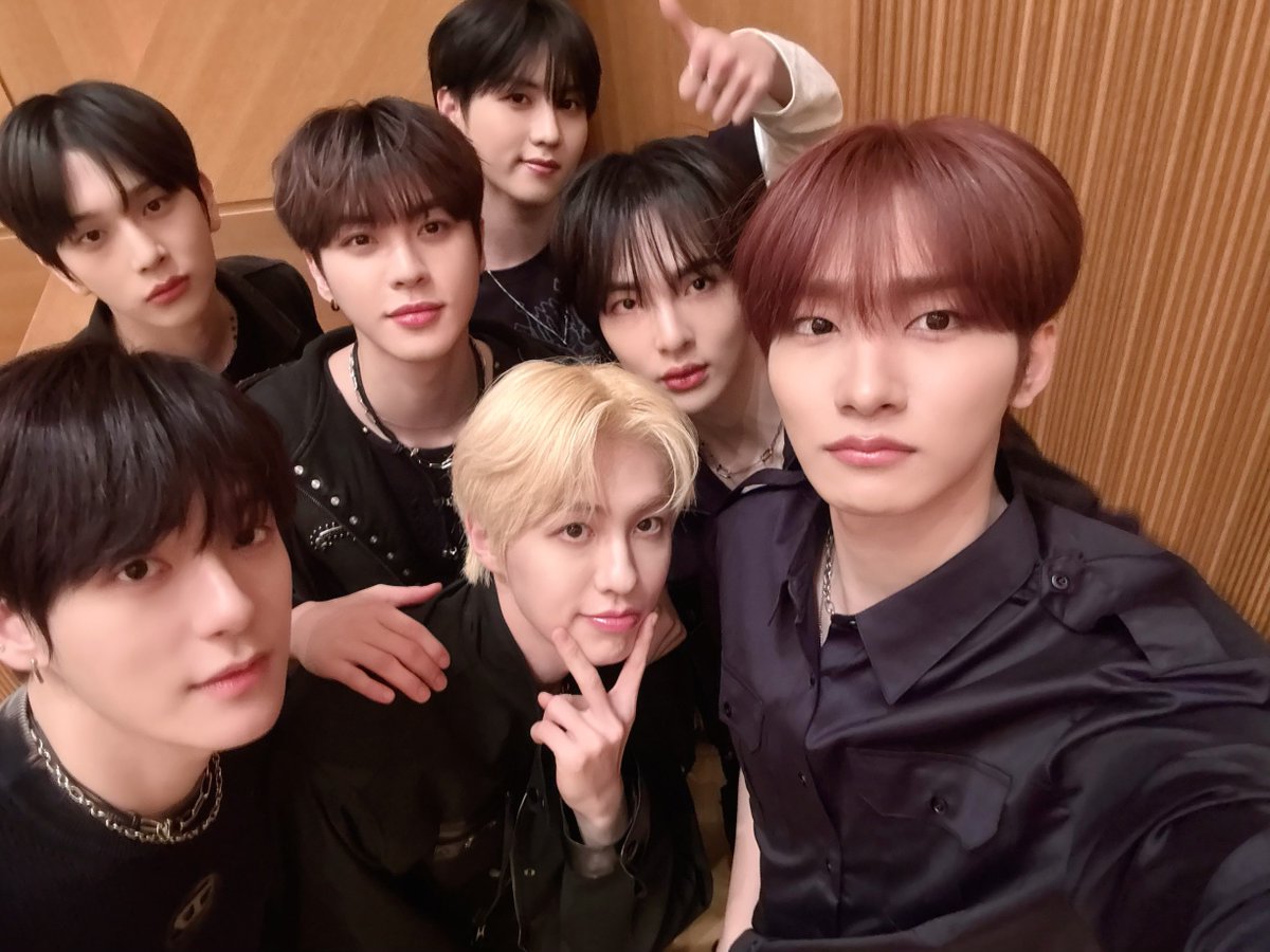 [🎁]
EPEX in TOKYO! 
오늘 만나서 반가웠어 제니스🖤

#EPEX #이펙스 #Eight_Apex #위시 #뮤 #아민 #백승 #에이든 #예왕 #제프