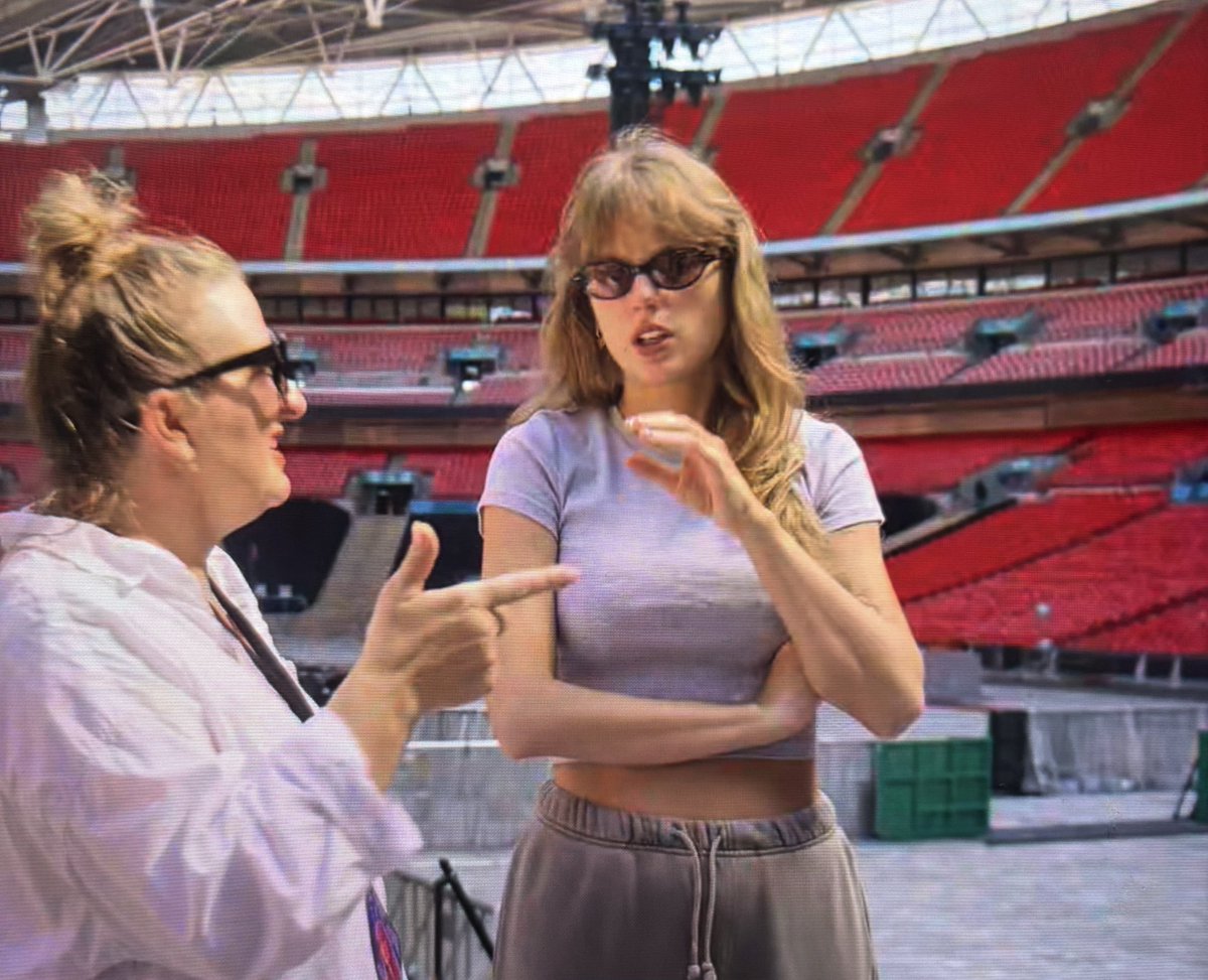 opalitehunnie's tweet image. she’s so hot