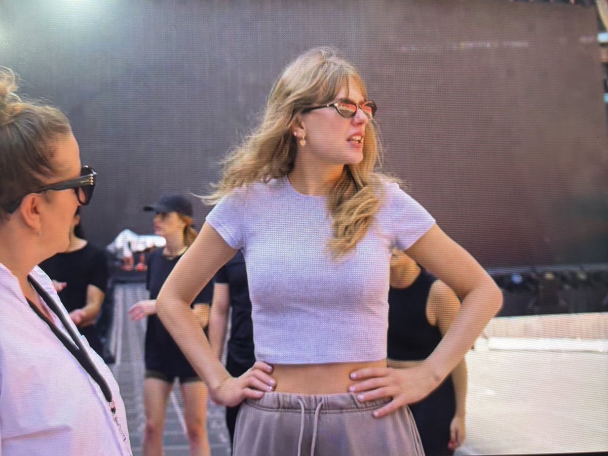 opalitehunnie's tweet image. she’s so hot