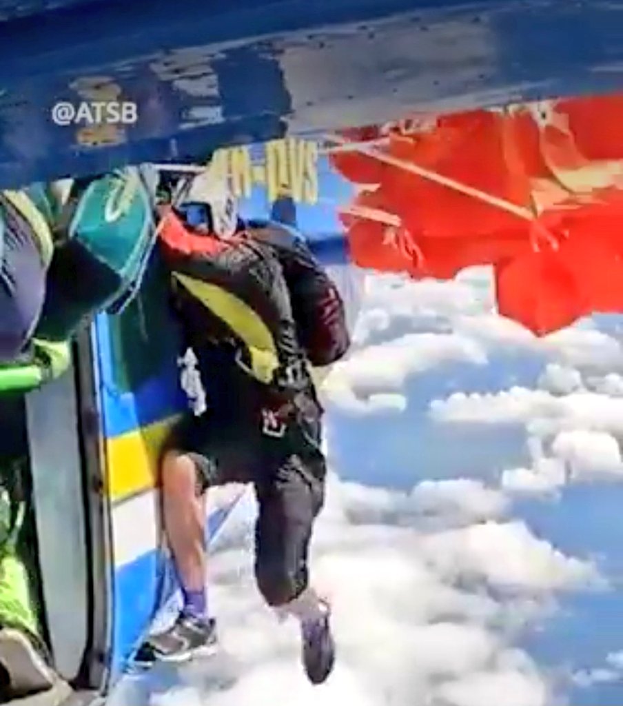 ivancp25's tweet image. Grave #IncidenteAéreo en salto paracaidista 🪂 en #Tully, #Queensland, #Australia 🇦🇺. Uno de los paracaidistas se enganchó en el timón de profundidad del Cessna Caravan a 15.000' pies. Logró sobrevivir. Su paracaidas se enganchó al flap del ala. Se abrió accidentalmente. 20-09-25