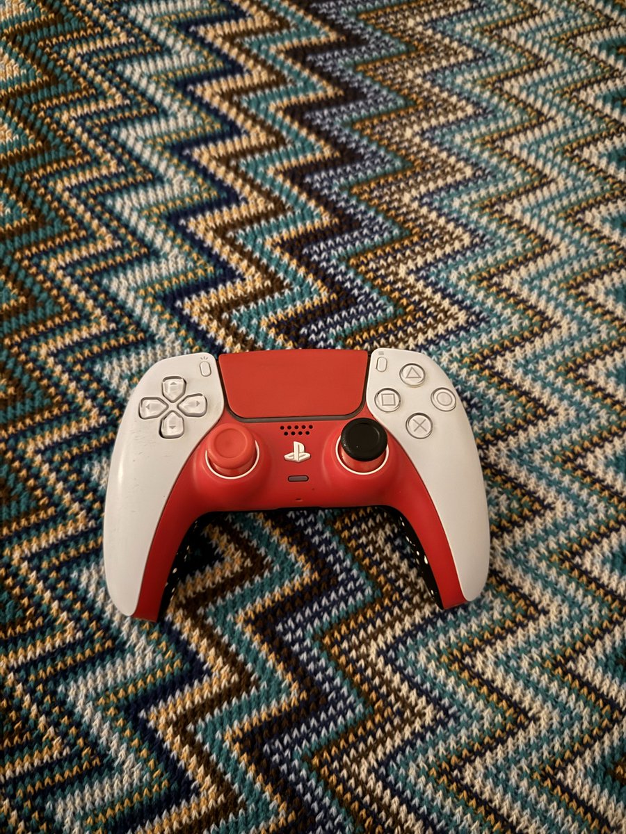 vDxstruct's tweet image. Falls wer Interesse hat
-Neue Platine
-Neue Hall-Effect Sticks 
-Smart trigger 
- 2Paddels mit X und O
-Anti-Rutsch Rückseite 
Seit dem nichtmehr damit gespielt. 
Macht mir ein Angebot