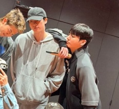 jungkook leaning on jin 😭😭😭
