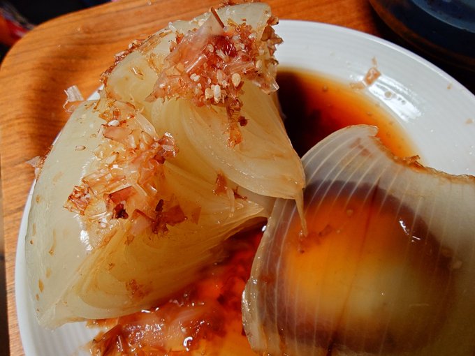 玉ねぎを丸ごと5分レンチンして、削り節とポン酢をぶっかけるだけのやつ。 食欲なくても食える。うま。