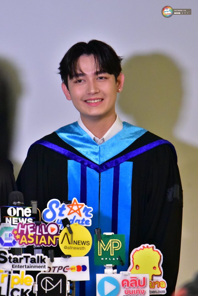 ขอแสดงความยินดีกับบัณฑิตป้ายแดง 
“กัปตัน-พีระวิชญ์ กุลกั้ง” 
-ปริญญาตรี กลุ่มวิชาเอกนิเทศศาสตร์การตลาดดิจิทัล คณะนิเทศศาสตร์ มหาวิทยาลัยหอการค้าไทย 

#CongratsWinnysGraduation
#Captain_pt #GMMTV