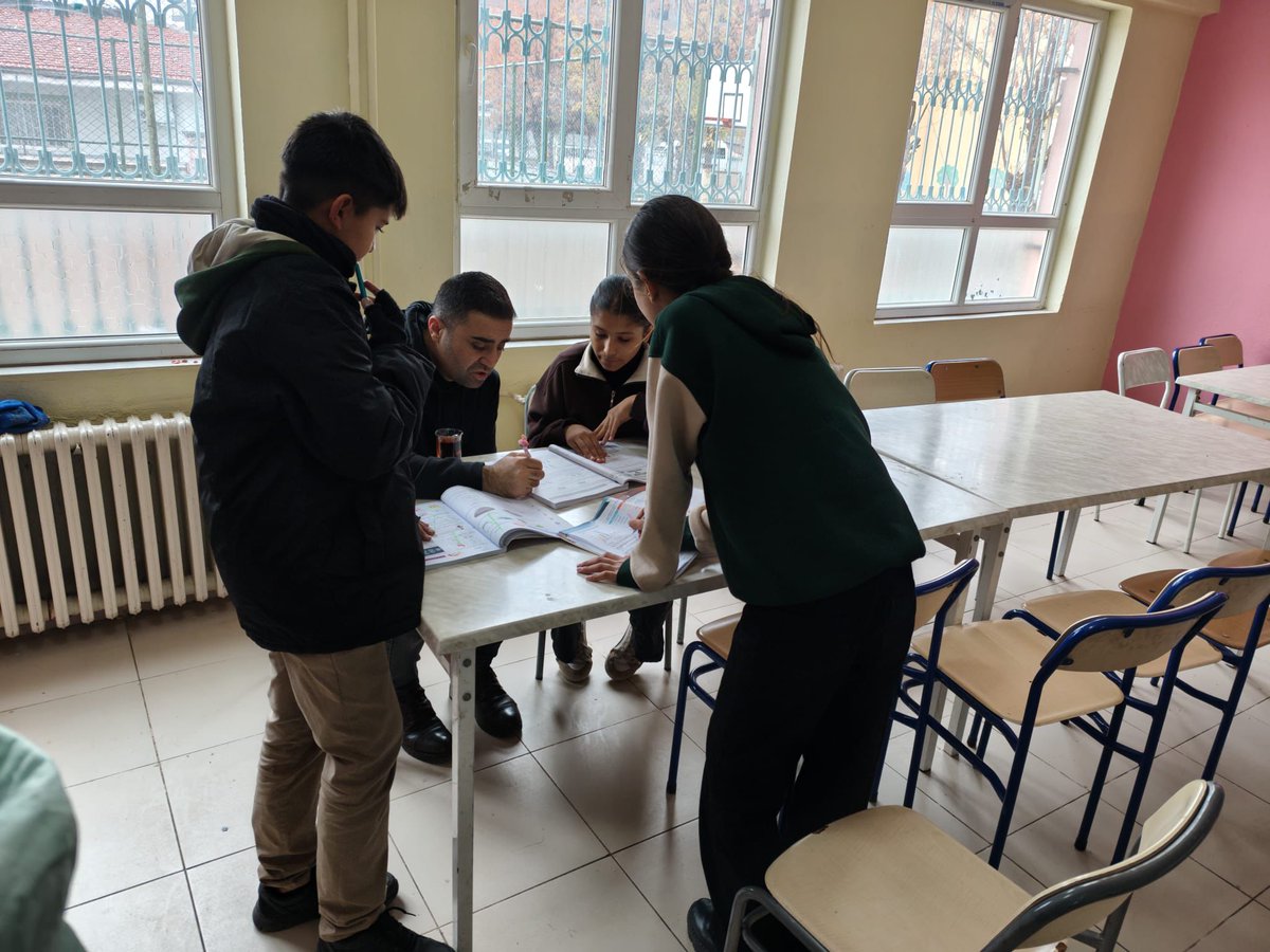 Ders aralarında boş durmuyoruz, soru çözerek pekistiriyoruz.Her an öğrenmeye açık, Başarıya bir adım daha yakınız.
dargecitiho.meb.k12.tr/icerikler/her-…
<a href="/Dargecit_MEM/">Mardin Dargeçit ilçe Milli Eğitim Müdürlüğü</a> 
<a href="/menesipek/">Muhammed Enes İpek</a> 
@selmangez