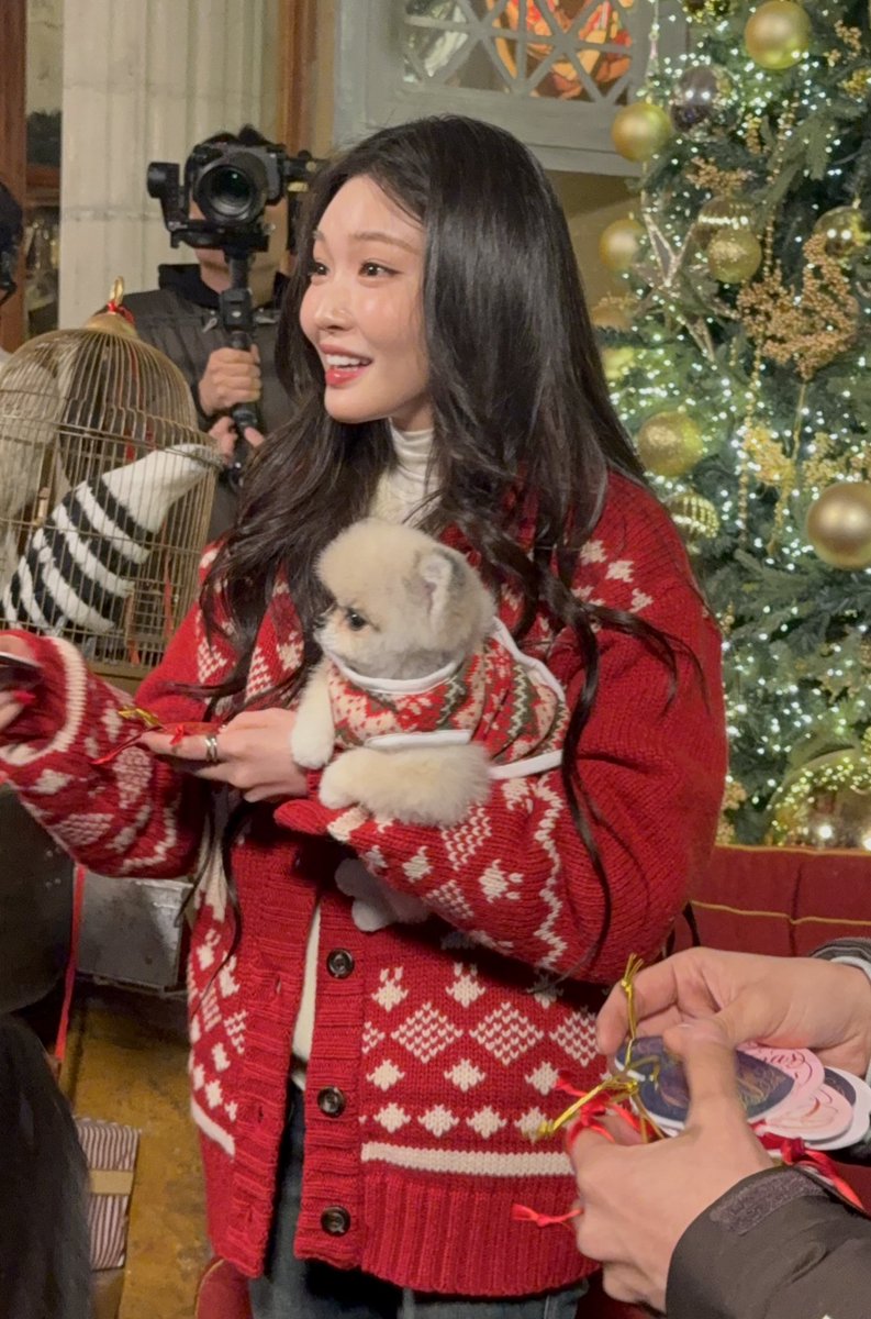 #청하 #CHUNGHA

청산타가 여깄어🥹🎄