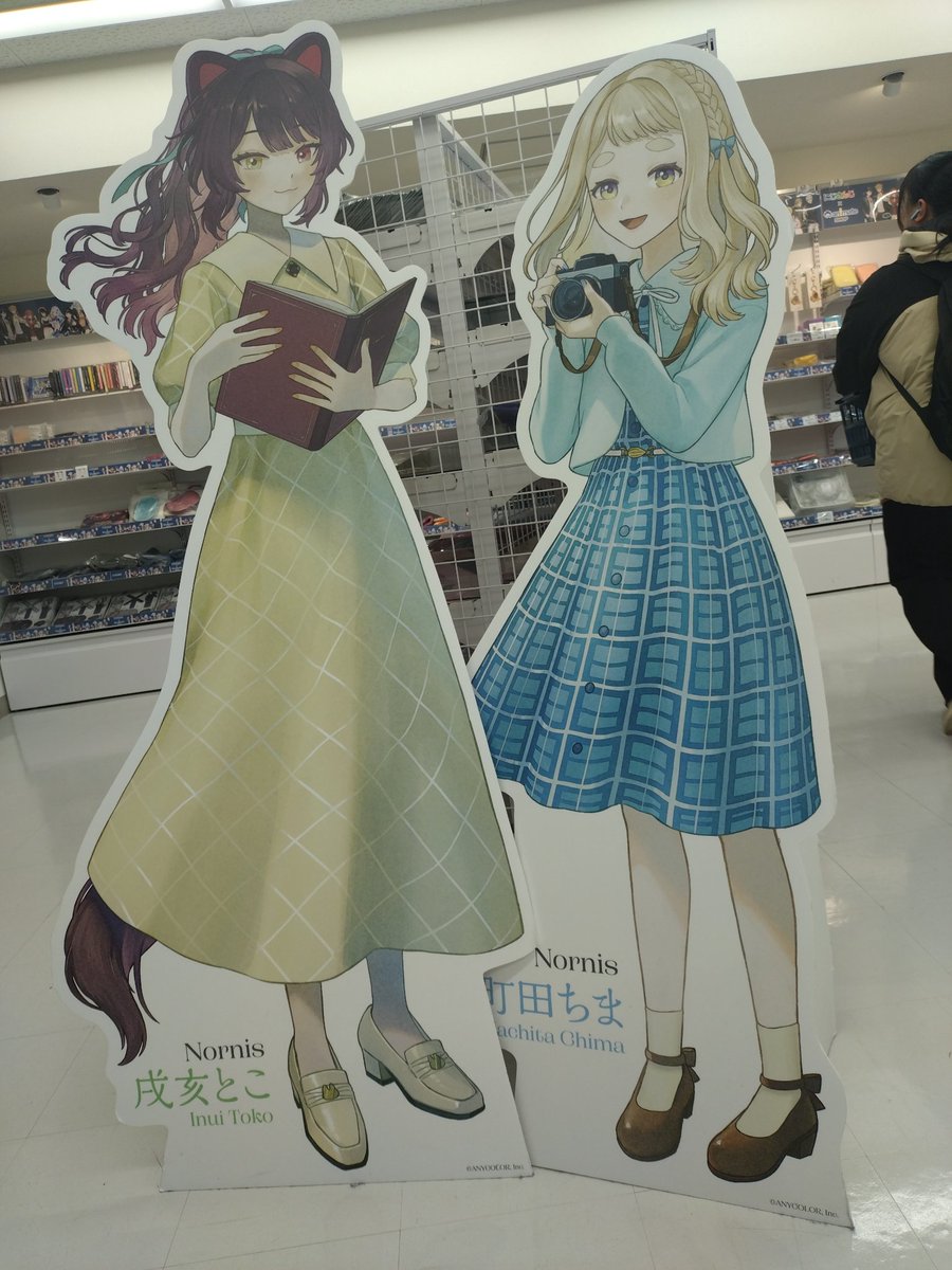 生徒会さんパネルと、Nornisの直筆サインと等身大パネルも！