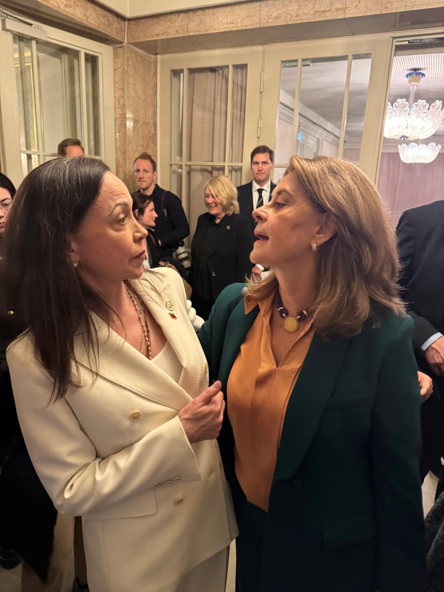 Algún dia pronto estaremos juntas otra vez, para trabajar en la reconstrucción de Colombia y Venezuela . 
Nuestros países merecen progreso con democracia , seguridad , crecimiento,equidad, educación, justicia , inclusion,  cumplimiento de la ley y nunca mas sentir miedo!!