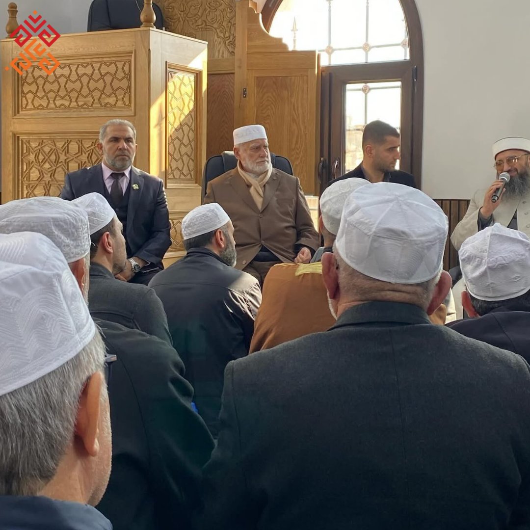 turkteavun's tweet photo. "Suriye iç savaşını, Suriye halkının büyük çoğunluğunun desteğini alan muhaliflerin kazanması ve sabık rejimin yıkılmasıyla savaşın bilançosu da net bir şekilde ortaya çıkmıştı. Türkiye’den birçok ziyaretçi Suriye’ye akın etmiş yıllarca süren hasret son bulmuştu. Türklerin nezdinde de hem Hz. Ömer’in torunu olduğu için hem ehli beyte muhabbetinden hem de adaletinden dolayı çok sevilen halife Ömer bin Abdulaziz’in kabrinin manzarası ziyaretçilerinin kalplerini mahzun etmişti.

Henüz Suriye halkının zaferinin üzerinden bir yıl geçmeden Türk hayırseverler kabre yardım ellerini uzattılar. Suriyeli yetkili makamlarla birlikte kabir kısa bir süre içerisinde önceki sadeliğine yakışır bir tadilattan geçirildi. Ankara’da bulunan Kalem Vakfı’nın üstlendiği inşaat hayırseverlerin himmet ve gayretleriyle öngörülenden kısa bir sürede tamamlandı. Kabirler camekan koruma içine alındı. Türbe ve türbenin yanındaki mescid, mütevazılığı zedelenmeden şık bir restorasyondan geçirildi. Tadilatı biten kabrin ve külliyenin resmî açılışı, 4 Aralık perşembe günü yapıldı. Açılışa Türkiye’den Osman Nuri Topbaş Hocaefendi başta olmak üzere geniş bir heyet katıldı. Külliye dualarla birlikte açılarak Suriye halkına emanet edildi."
https://t.co/CKwGgjZt4r