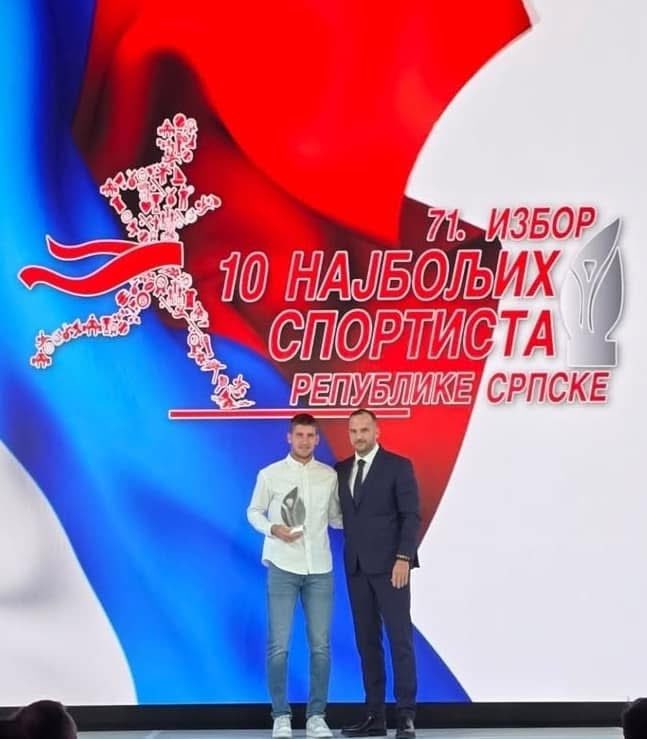 BiHTennis's tweet image. Andrej Nedić’ got the second place as this years top ten athletes from RS were awarded a trophy for their efforts. Andrej played a fantastic year, he won five tournaments. He’ll finish 2025 as a top 300 player (currently 286th). Congratulations 👏🏼👏🏼