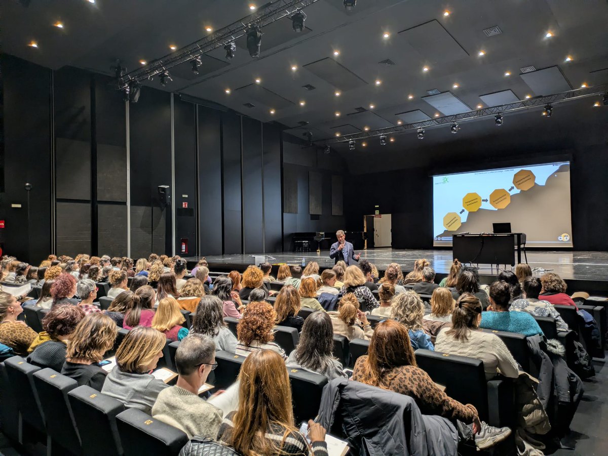 Os dejo una fotografía de ayer, con Haurreskolak en #Musikene 👉 “Hoy controlamos los minutos, pero hemos perdido los momentos.”
📌 Sesión de gestión del tiempo y hábitos productivos 🙌