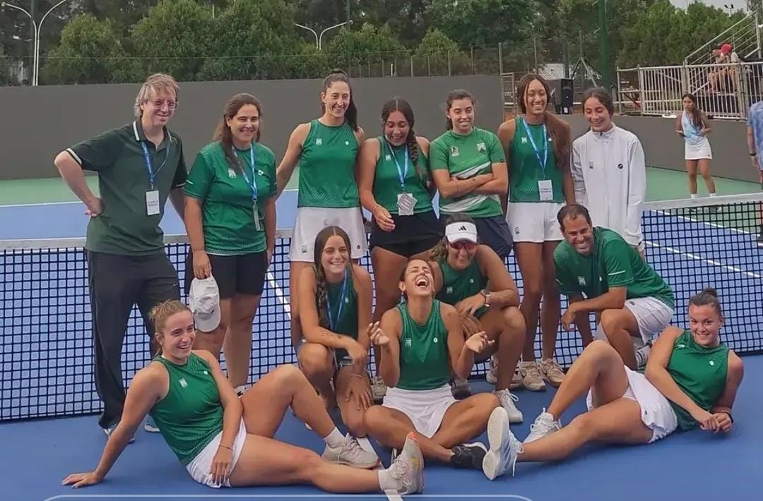 ferrocarriloest's tweet image. #TenisFemenino 🎾 Interclubes @AATenis, Semifinal
Ganó #Ferro 2-1 a #GEBA y clasificó a la Final!
Giovannini (F) 6-2 6-0 a Sosa (G)
Pereyra Giubbani (G) aband a Mattioli (F)
Fossa Huergo / Zeballos Melgar (F) 6-2 6-1 a Zornada / Domina (G)
Final: Sáb 13/12 12 hs vs #DepRacionales