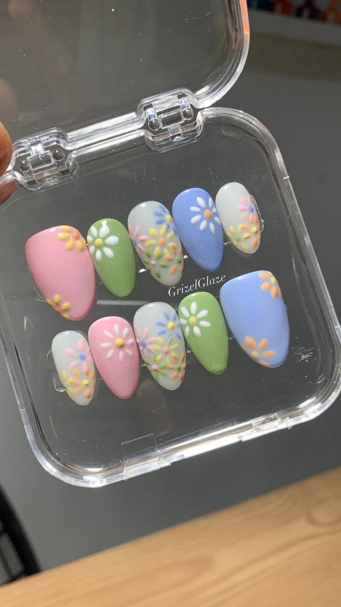 putegrzld's tweet photo. dulu sering banget setiap ada acara selalu nail art padahal dipake cuma 1 hari doang abis itu di remove, tapi sekarangggg semenjak ada press on nail gue bisa pake kapan ajaaaa yeaayy, ga ngeganggu solat juga bisa lepas pasang tapi kuku tetep cantik kalo lagi ada acara apapun☺️ https://t.co/MjT4Vuk5TM