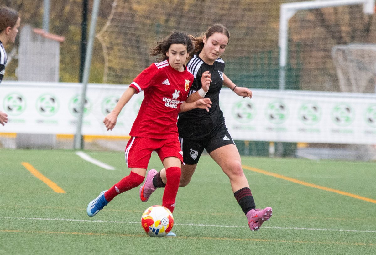🏆 🇪🇸 | #CESA |
👧🏻Sub 14 FEMENINO F11

<a href="/fedfutnavarra/">Federación Navarra de Fútbol</a> 2-2 <a href="/FFCM_es/">FFCM</a>

🏁Final en 📍La Zarza. Navarra y Castilla-La Mancha empatan en un partido igualado marcado por la lluvia. A las 12:00H, el duelo entre ambas selecciones se repite en categoría Sub-16.

#CampeonasSub14RFEF