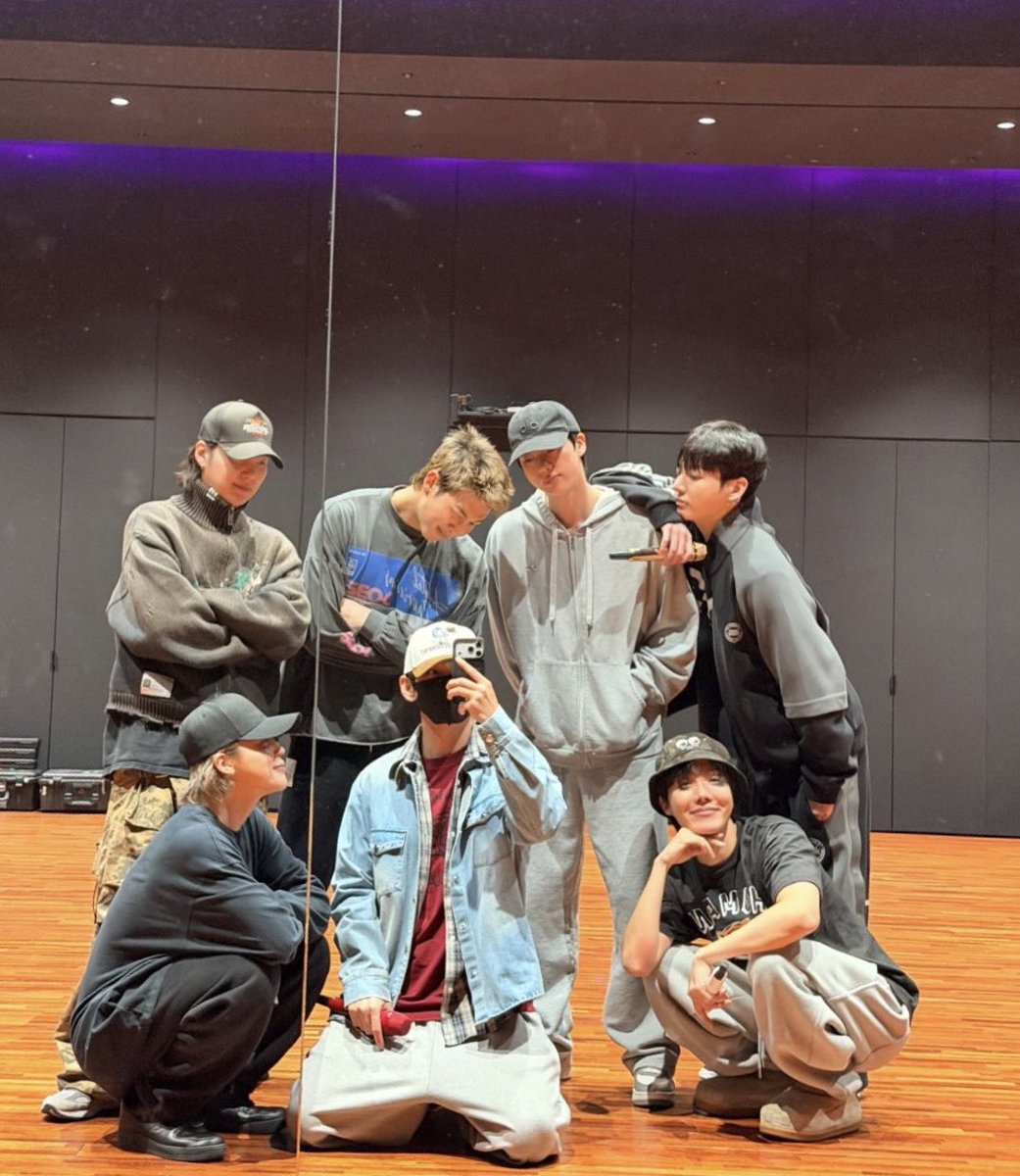 SHjiminah's tweet image. ykw, yesterday i saw some s0l0s post about the new weverse update, saying that this is proof of bts soft-launching their disbandment, only for 4/7 members coming to ig with this today