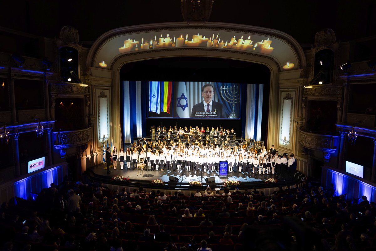IsraelinRomania's tweet photo. 🕎 Am întâmpinat mai devreme #Hanuca la #București 🇷🇴, împreună cu invitați speciali din #Israel 🇮🇱.
✨ „Sărbătoarea Luminilor”, cum mai este cunoscută Hanuca, comemorează victoria luminii asupra întunericului și, istoric, eliberarea Templului din #Ierusalim de sub dominația seleucidă, acum mai bine de 2.000 de ani. ✡️
Asemenea strămoșilor #macabei, poporul israelian continuă să lupte pentru libertatea și siguranța Căminului său 🇮🇱.
Alături de @CE_Laude_Reut și Opera Națională București, am avut bucuria să găzduim un eveniment deosebit pentru a sărbători Hanuca.
Am retrăit emoția profundă a reunirii cu cei 20 de israelieni, eliberați din captivitatea Hamas anul acesta, pe 13 octombrie, după mai bine de doi ani de suferință și întuneric. Am adus, totodată, un omagiu celor care au fost uciși în acea zi cumplită. Prea mulți copii au rămas orfani în urma Masacrului din 7 Octombrie 2023.
Unii dintre copii au fost prezenți la București, împreună cu familiile adoptive. Micuța Abigail Mor Edan avea 3 ani când teroriștii Hamas i-au ucis părinții cu sânge rece în fața ei pe 7 octombrie. Pe Abigail au răpit-o și au ținut-o în captivitate în Gaza timp de 51 de zile. Ea mai are o soră și un frate mai mari, care au supraviețuit ascunzându-se 14 ore într-un dulap.
Cei trei copii au fost adoptați de mătușa lor, Leron, și de soțul său, Zoltan, născut la #Cluj 🇷🇴.
Povestea lor reflectă trauma societății israeliene, dar și speranța care poate răsări în mijlocul tragediei.
🙏 Mulțumim partenerilor noștri, prietenilor și tuturor celor care ni s-au alăturat la eveniment.
Președintele Statului #Israel, E.S. Isaac Herzog, a transmis un mesaj video în care și-a exprimat aprecierea pentru relațiile excelente dintre țările noastre și a mulțumit României pentru solidaritatea arătată poporului israelian. 🤝
În același spirit, dl Vice-ambasador @ErezGolan_IL a subliniat sprijinul primit, numind #România și ceilalți aliați ai Israelului "lumini ale Menorei, ce ne-au fost alături în cele mai întunecate momente".
Hanuca poartă cu sine speranța unui nou început, spre care aspirăm, la rândul nostru. Năzuim spre refacerea națiunii noastre greu încercate și readucerea luminii în toate aspectele vieții noastre.
Chag #Hanukkah Sameach! 🕎✨
📸 Complexul Educațional Laude-Reut