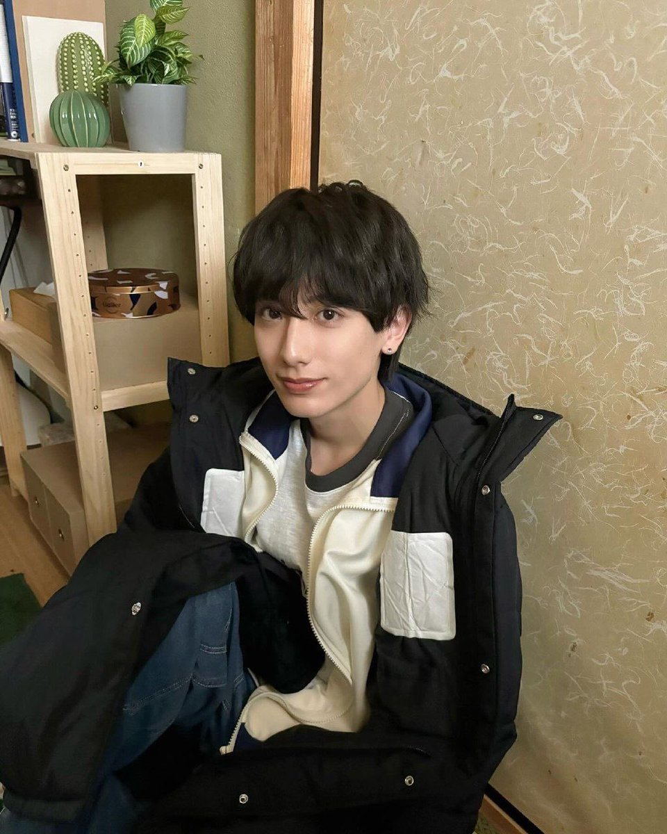 oopsjeonwoo's tweet photo. jeonghan drought so severe I’m seeing him in jbls https://t.co/rnDeXI2br4