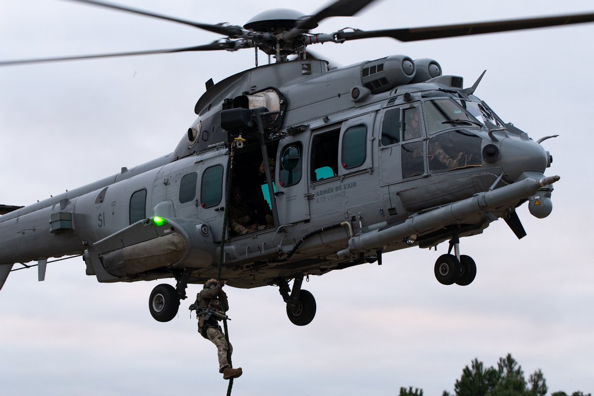 Armee_de_lair's tweet image. “MALFRENCH DAGGERT” à Cazaux : du 24 nov. au 5 déc., entraînement #CSAR avec les forces malaisiennes pour tester l’interopérabilité et la réactivité sur terrains reculés tout en renforçant la coopération entre nos 2 pays.🔗bit.ly/3KXk1aX
