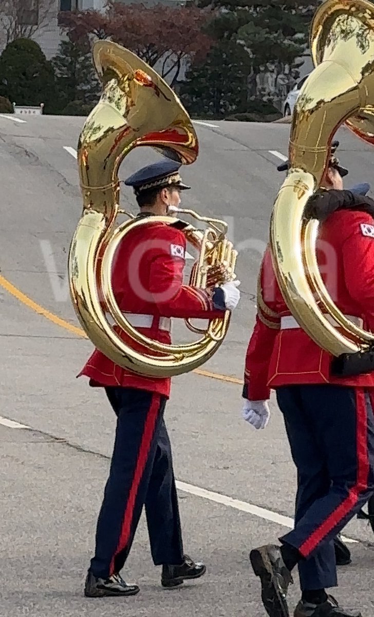 아니 수자폰은 상상도 못했는데
이거 뭐예요?
20키로 정도 나가는 악기를