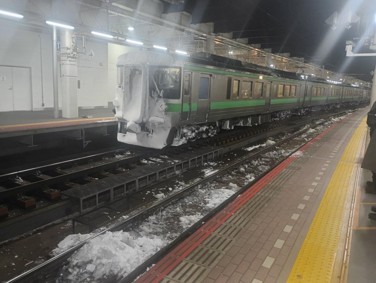 よく見たら、氷柱が出来るくらい雪と寒さが厳しいのが、わかりますね！札幌駅にて。＃札幌駅　＃JR北海道　＃721系　＃電車　＃雪　＃氷柱　＃ホーム　＃札沼線　＃学研都市線