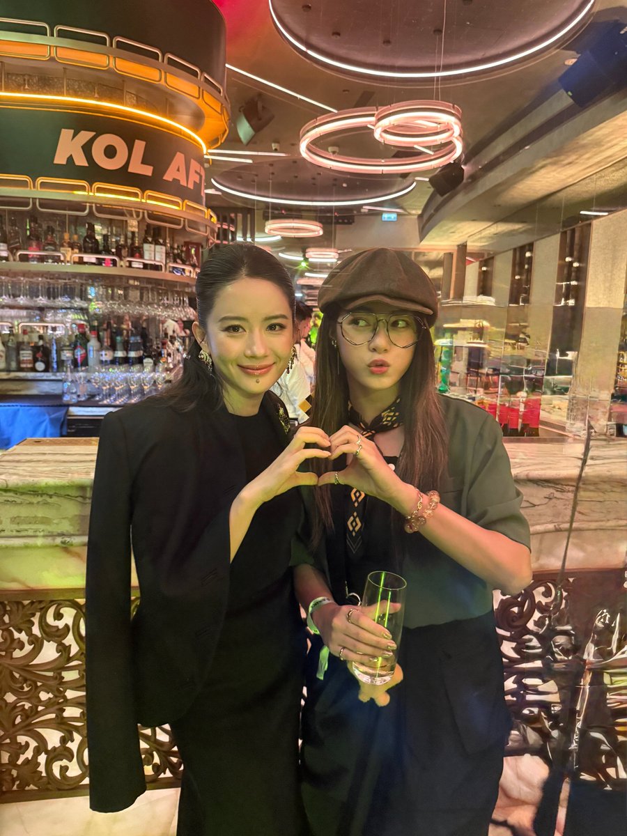 94cho94134's tweet photo. 原本想說大家都在恭喜 ㄧ姐升任 幣安的 CO-CEO，
我應該不用再多補充什麼。
但這次 #BinanceBlockchainWeek2025 的經歷，
讓我有一些很深的感受，想靜靜地分享。
因為我一直覺得——
      在這個行業裡，真正的努力常常被大家忽��。

💛 這是我最敬佩 ㄧ姐的一句話：
                 「人生像一場通關遊戲。
                    老天會一直給你同樣的牌，
                    直到你找到更優的解法。」

她每天醒來面對的壓力程度，大概是一般人的十倍吧。
但她的反應不是抱怨、不是逃避，
而是「那我們怎麼把事情做得更好？」

這份心，我真的很敬佩。

💛 幣安從來不是靠熱度，而是靠「把事做好」走到今天
從 2017/7/14 到現在，八年了。
連 CZ 自己都說過——
         ㄧ姐沒有一天不是在跟幣安並肩作戰。

你可以說：「她是股東，她當然要全力以赴。」
但我看到的她
是那種「就算沒人看見，也會把事情做到最好」的人。

最讓我印象深刻的一句話是：
              「不要只罵幣安。
                  加入我們，一起把它做成你想看到的樣子。」

這不是情緒，是胸懷。
我一直覺得這就是領導者真正的力量。

💛 有些評論，真的不是不痛，
只是她選擇把力量放在「向前走」

我有時真的看不慣行業裡那種：
要吃甜頭，又要踩人，還要嘴酸的文化。
但如果是我，我可能會忍不住反擊。
如果你不滿意——那你上來做做看啊？

可 ㄧ姐從來沒有這樣。
她被罵、被潑到不屬於她的鍋時，
她的反應永遠是：

「那我們團隊下一步怎麼前進？」

這格局，我真的學不來。

💛 那說說 Richard Teng  @_RichardTeng 
很多人不知道：
Richard 在成為 CEO 前，
本來就是全組織裡最懂「安全、監管、合規」的人。
他接任後做的每一件事，都跟炒幣無關：
是辛苦、枯燥、但最重要的那種——
讓幣安在全球合規化、打通政府、推動產業走正軌。
這些努力平常沒人看見，
但每一次出事、每一個風險，都需要他扛。

💛 我眼中的 Richard：穩定、細節、真正的領導者
我親眼見過他最真實的樣子：
在一場 Binance 全球 KOL afterparty 裡，
所有人都湧上去想跟他合照。
他卻先走向身邊的員工，
笑著說：
           「先讓我跟我的團隊拍照。」

這句話外人可能聽了覺得普通，
但我當下真的覺得暖到不行。
這是一種「看世界，也看見人」的能力。

有幸在台灣的時候，
看見他對妻子的互動、對團隊的細節、對合作夥伴的穩定，
都讓我覺得：
這就是一個值得信任、值得追隨的領導者。

💛 這些事，多數人不會注意 —— 因為它們沒有炒作價值
合規、流程、風控……
這些不是大家愛看的話題。
但如果今天 Binance 還能在全球活著、���張、合作、創新——
那背後的功勞誰都跑不掉。

至於 ㄧ姐  @heyibinance 
她常常背負著不是她應該扛的壓力，
但是依然站在第一線保護團隊。
我每每看見時，真的覺得：
        「成為引領新世界的人，真的不容易。」

💛 我知道這件事可能跟我個人沒什麼關係
但那種感覺就像——
當你看到你尊敬的人被誤會、被攻擊，
心裡真的會不舒服。
能做的不多，
但至少能給出我自己的支持。
因為我知道，
他們在做的每一件事，
都比我們想像的還大、還難、還值得尊敬。
--------------------說更認真ㄉ-----------------------
其實，「雙執行長」在科技產業不是第一次出現。
台積電早期就是由張忠謀與蔣尚義共同領導，也因為雙執行長的互補特質，
把公司帶上了一條更穩、更快、且更具前瞻性的路。
而這次幣安的 Co-CEO 佈局，
我覺得也是同樣的邏輯——
只是更符合 Web3 的速度與全球性。

💛何一（ㄧ姐）升任 Co-CEO 的優勢非常明確：
1/ 她是從公司創立就一路並肩的核心人物，對幣安的願景、文化、底層邏輯有最深的理解。
2/ 她本來就已經實際承擔 Co-CEO 的角色，只是現在正式化。
3/ 她擅長用戶文化、產品創新、社群擴張，這是幣安能朝向 10 億用戶（目標）不可或缺的力量。
4/ 她的風格很清楚：把用戶放第一、把文化活出來、把策略做接地氣。

💛而 Richard Teng 的角色也同樣重要：
1/他過去負責全球監管與安全，佈局的是「制度、合規、信任的地基」。
2/ 他幫幣安在各地與政府溝通、建立穩定框架，讓創新有「合法位置」可以發生。
3/ 他的冷靜、穩定、務實，剛好跟何一的創新、文化、擴張形成完美互補。
『
                   一個懂產品、懂市場、懂用戶；
                   一個懂���管、懂制度、懂全球治理。
                                                                                                』
這就像一個引擎有兩邊同時發力——
行業越複雜、越需要這種「雙軌思維」。

而劣勢嘛……

可能就是兩位都變得更忙吧lol
全世界都在看著他們，而他們也真的在努力推動整個產業往前走。

但如果「忙」能換來全球用戶更安全的體驗、
更健康的 Web3 生態、
更清晰的監管環境、
更大的創新空間——
那我想，這應該算是一種值得的忙碌。

這就是我從這次 #BinanceBlockchainWeek2025 
看到的「雙執行長時代」：

不是形式，是真正互補。
不是分權，是互相放大。
不是兩個聲音，而是一個更強大的方向感。

@binancezh @binance #幣安小夥伴加油！