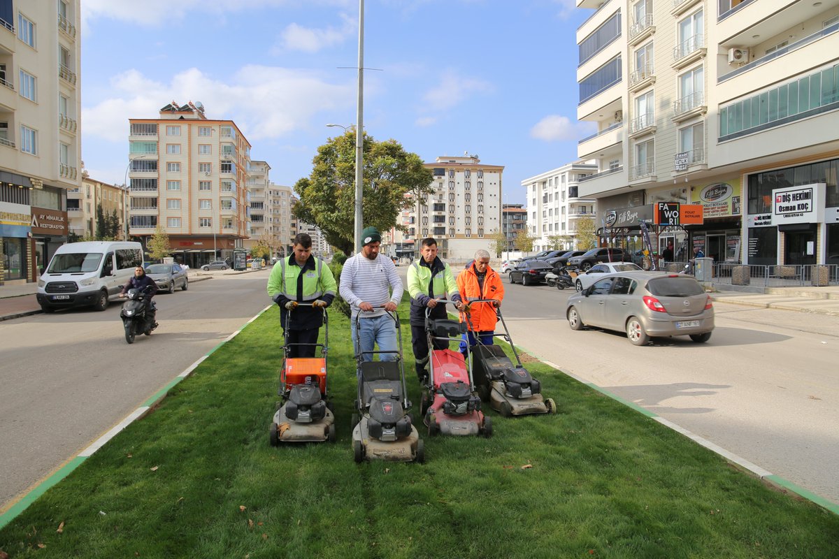 Park ve Bahçeler ekibimiz sahada! 🌿

Ağaç budama, çimlendirme ve çim biçme çalışmalarımız hız kesmeden devam ediyor.
Şehrimizi daha yeşil, daha güzel yapmak için çalışıyoruz. 🌳✨