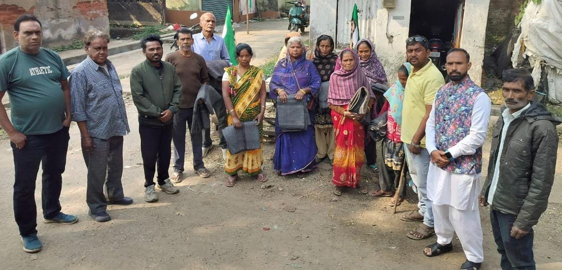 घाटशिला प्रखंड अंतर्गत पूर्वी मऊभंडार पंचायत के मऊभंडार बजार में माननीय विधायक <a href="/someshchsoren/">Somesh Soren</a> जी के निर्देश पर कड़ाके की ठंड को देखते हुए जरूरतमन्द के बीच कम्बल का वितरण किया गया ताकि ठंड में राहत मिल सके..
<a href="/JmmJharkhand/">Jharkhand Mukti Morcha</a> 
<a href="/JMM_Purvi_/">झामुमो पूर्वी सिंहभूम जिला</a>