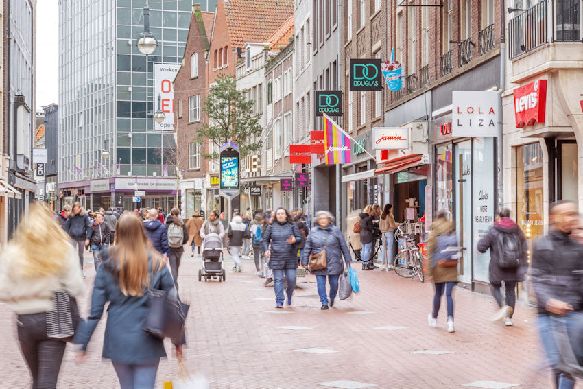 Amsterdam en #Eindhoven vormen in 2025 de sterkste winkelstraten van Nederland. Dat blijkt uit nieuw onderzoek van vastgoedadviseur <a href="/CBRE/">CBRE</a>. Deze steden combineren hoge commerciële kracht, weerbaarheid en een stabiele vraag van retailers.
scn.today/amsterdam-en-e…