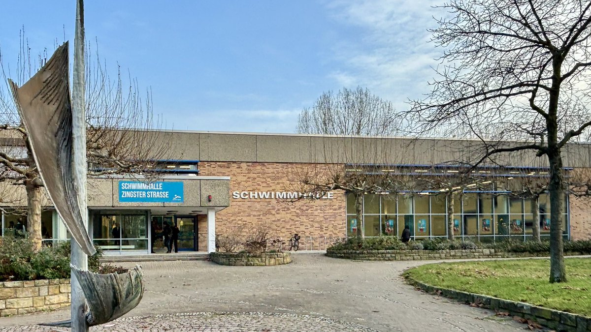 Innensenatorin's tweet photo. Wiedereröffnung der Schwimmhalle Zingster Straße 🎉

Nach rund zweieinhalb Jahren Sanierung ist die #Schwimmhalle in #Hohenschönhausen wieder offen – für Vereine, für die Schulen im Kiez und für alle Berlinerinnen und Berliner, die einfach gerne im Wasser ihre Bahnen ziehen.

💬 Sportsenatorin Iris Spranger:
„Die Berliner Bäder-Betriebe sind für mich ein zentrales Element der öffentlichen Daseinsvorsorge. Sie schaffen Lebensqualität und mit ihnen sorgen wir dafür, dass Kinder und Erwachsene die Chance haben, sicher schwimmen zu lernen und aktiv zu bleiben. Wir haben das Hallenbad an der Zingster Straße mit 6,8 Millionen Euro saniert und werden unsere Investitionsoffensive in die Berliner Bäder mit zusätzlichen rund 204 Millionen Euro aus dem Klimapakt weiter stärken.“

👉 Die modernisierte Halle bringt alles mit, was die Schwimmerinnen und Schwimmer in #Lichtenberg brauchen: barrierefreie Zugänge, energieeffiziente Technik und ein neues Edelstahlbecken, das das Angebot für Vereine, Schulen und die Menschen vor Ort spürbar verbessert. 💧🏊‍♀️

Foto 1: von links nach rechts: Kristina Tschenett, Sprecherin der Berliner Bäderbetriebe, Iris Spranger, Innen- und Sportsenatorin und Dr. Johannes Kleinsorg, Vorstandsvorsitzender der Berliner-Bäderbetriebe. / Foto 2: Iris Spranger und Martin Krüger, Regionalleiter der Berliner Bäder-Betriebe.
 
#Vereinssport #Schulschwimmen #BerlinLichtenberg #SenInnSport