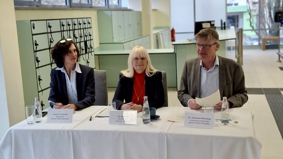 Innensenatorin's tweet photo. Wiedereröffnung der Schwimmhalle Zingster Straße 🎉

Nach rund zweieinhalb Jahren Sanierung ist die #Schwimmhalle in #Hohenschönhausen wieder offen – für Vereine, für die Schulen im Kiez und für alle Berlinerinnen und Berliner, die einfach gerne im Wasser ihre Bahnen ziehen.

💬 Sportsenatorin Iris Spranger:
„Die Berliner Bäder-Betriebe sind für mich ein zentrales Element der öffentlichen Daseinsvorsorge. Sie schaffen Lebensqualität und mit ihnen sorgen wir dafür, dass Kinder und Erwachsene die Chance haben, sicher schwimmen zu lernen und aktiv zu bleiben. Wir haben das Hallenbad an der Zingster Straße mit 6,8 Millionen Euro saniert und werden unsere Investitionsoffensive in die Berliner Bäder mit zusätzlichen rund 204 Millionen Euro aus dem Klimapakt weiter stärken.“

👉 Die modernisierte Halle bringt alles mit, was die Schwimmerinnen und Schwimmer in #Lichtenberg brauchen: barrierefreie Zugänge, energieeffiziente Technik und ein neues Edelstahlbecken, das das Angebot für Vereine, Schulen und die Menschen vor Ort spürbar verbessert. 💧🏊‍♀️

Foto 1: von links nach rechts: Kristina Tschenett, Sprecherin der Berliner Bäderbetriebe, Iris Spranger, Innen- und Sportsenatorin und Dr. Johannes Kleinsorg, Vorstandsvorsitzender der Berliner-Bäderbetriebe. / Foto 2: Iris Spranger und Martin Krüger, Regionalleiter der Berliner Bäder-Betriebe.
 
#Vereinssport #Schulschwimmen #BerlinLichtenberg #SenInnSport