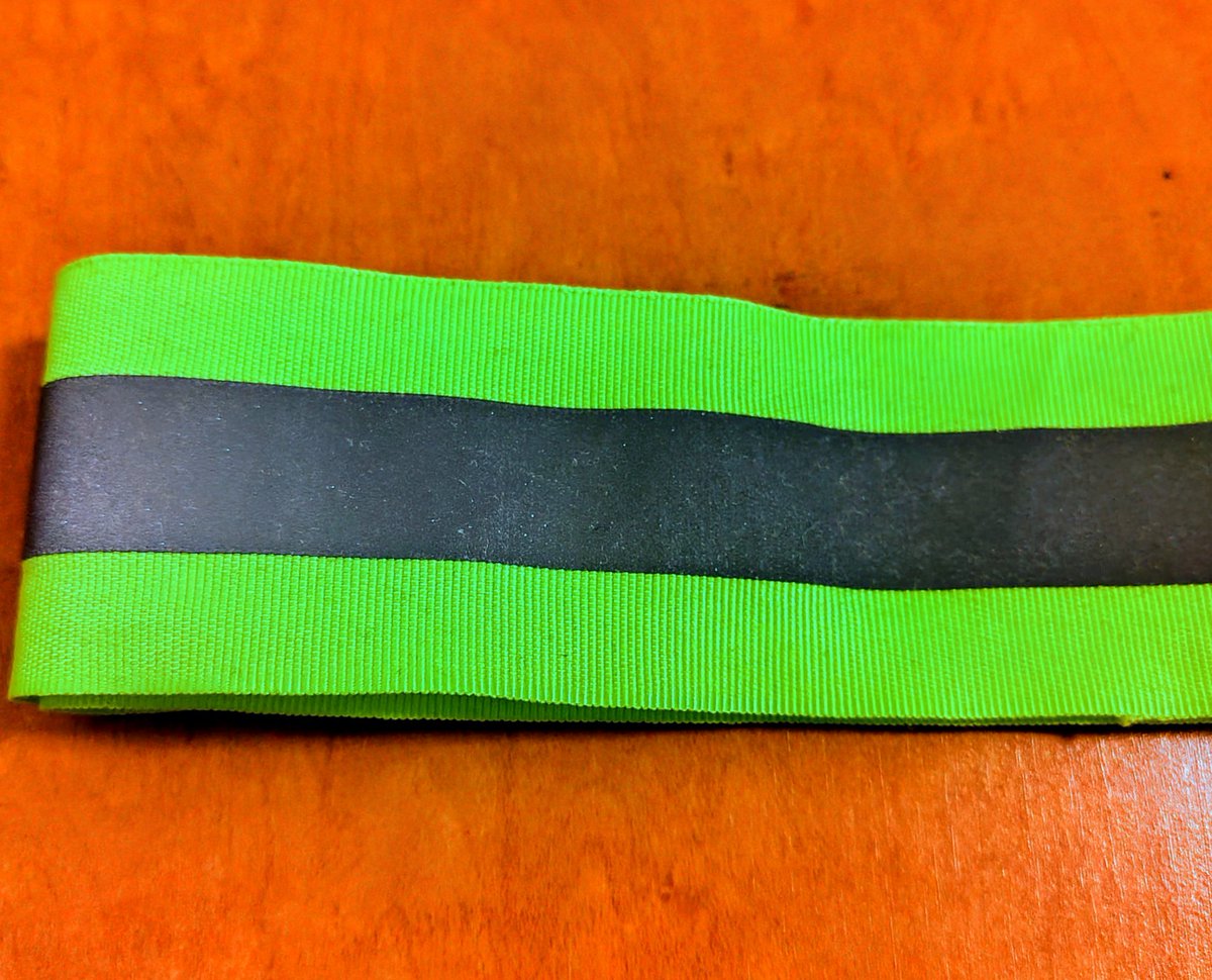 TryToDoGameFi's tweet image. 今週 #heal3 で夜間ウォーキングしてたら、青信号の横断歩道で2回も事故に遭いそうになりました😨

運転手は私の姿が見えてないのかな🤔

怖くなって反射タスキを買ってきました！

明日の #ヘルスリー から着用します🫡