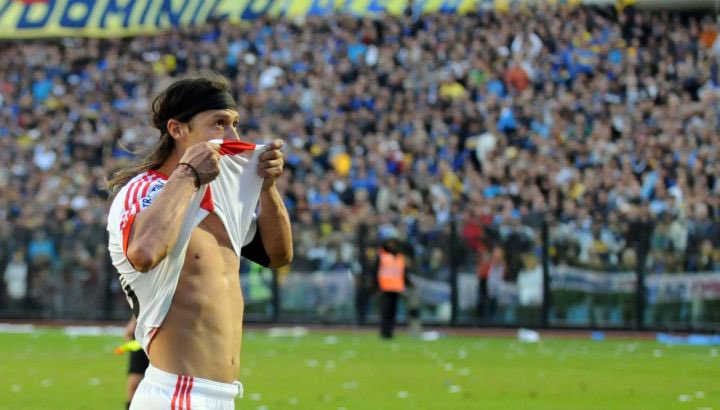 GuilhermeTelmo2's tweet image. Simplesmente o cara que foi expulso de um clássico, saiu beijando o escudo do River e mandando a torcida do Boca longe… tô todo arrepiado meu velho