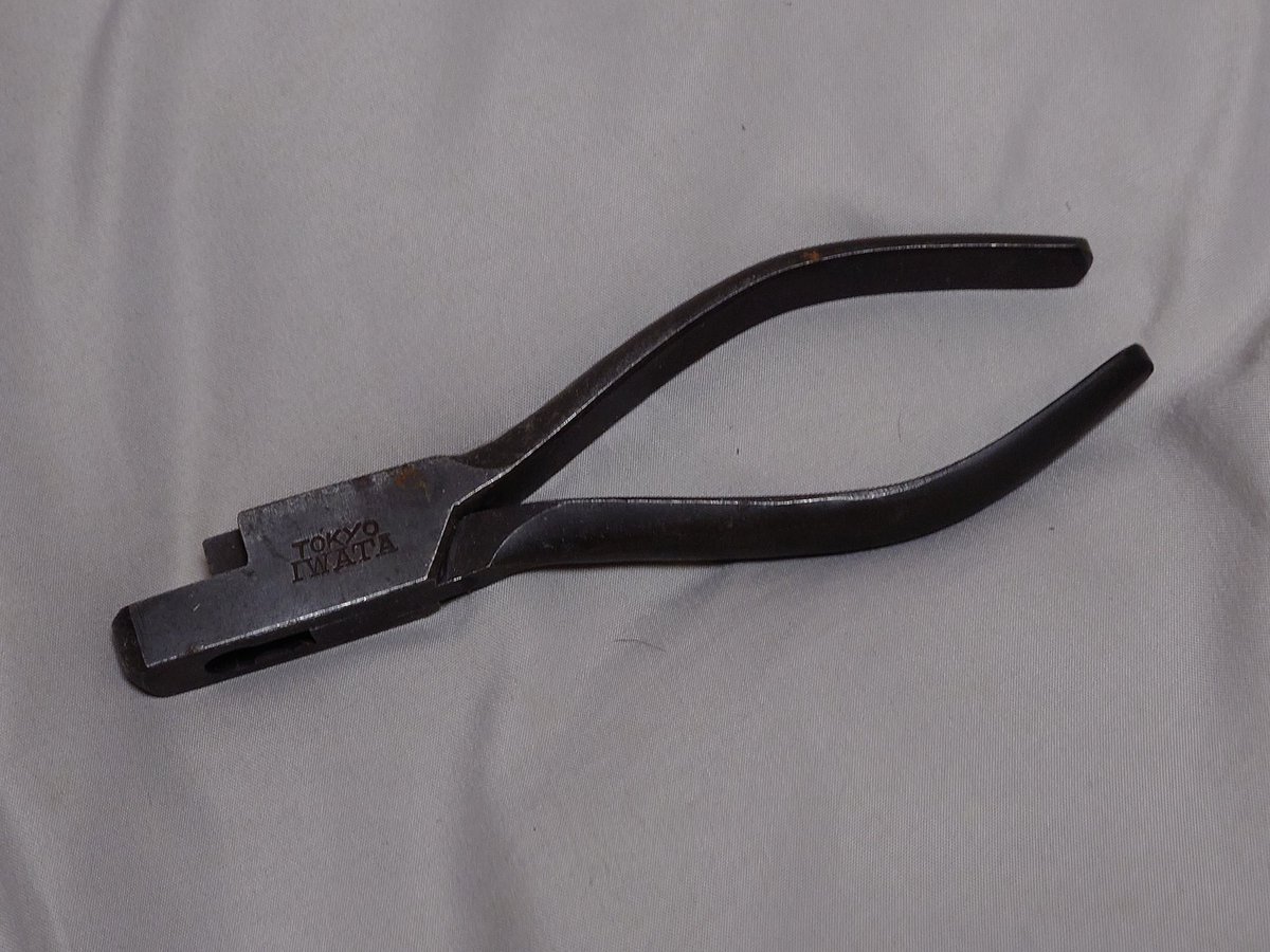 部屋の中から謎の改札鋏が出てきた。