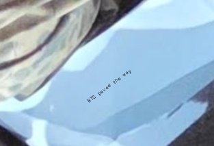 BTSweShine13's tweet photo. LE HICE ZOOM Y MIREN LO QUE DICE https://t.co/Jsks4bMNJf