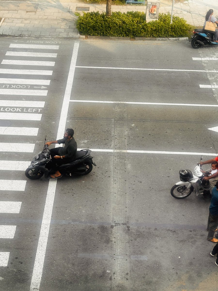 ހުޅުމާލޭ ގައި މި ފަހުން އެޅި މޮޅު ބަމްޕަރުތައް އުނބަށް ޖަހައިފި!  މިވެސް ބަޔަކުން ޖީބަށް ބޮޑުކޮށްލަން  ހިންގާލި މެގަ ޕްރޮޖެކްޓެއްތާ!!  އަހަރެއް ނުވޭ ކުދި ކުދިކޮށް ނަގައި  އެއުކާލީ.. މިހާރު އަހާލަން ޖެހިއްޖެ އިލްމުވެރިން އަރިހުން، އުންބަށްޖެހުން އެއީ ދީނީގޮތުން ރަނގަޅުކަމެއްތޯ..