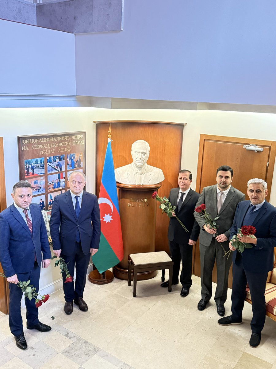 AzEmbBulgaria's tweet image. Azərbaycan dövlətçiliyinin qurulması və inkişafı yolunda misilsiz xidmətlər göstərmiş və ömrünü Azərbaycan xalqının rifahına həsr etmiş ümummilli lider Heydər Əliyevin əziz xatirəsini ehtiramla yad edirik. 

Allah rəhmət eləsin!

С дълбока признателност и преклонение почитаме…