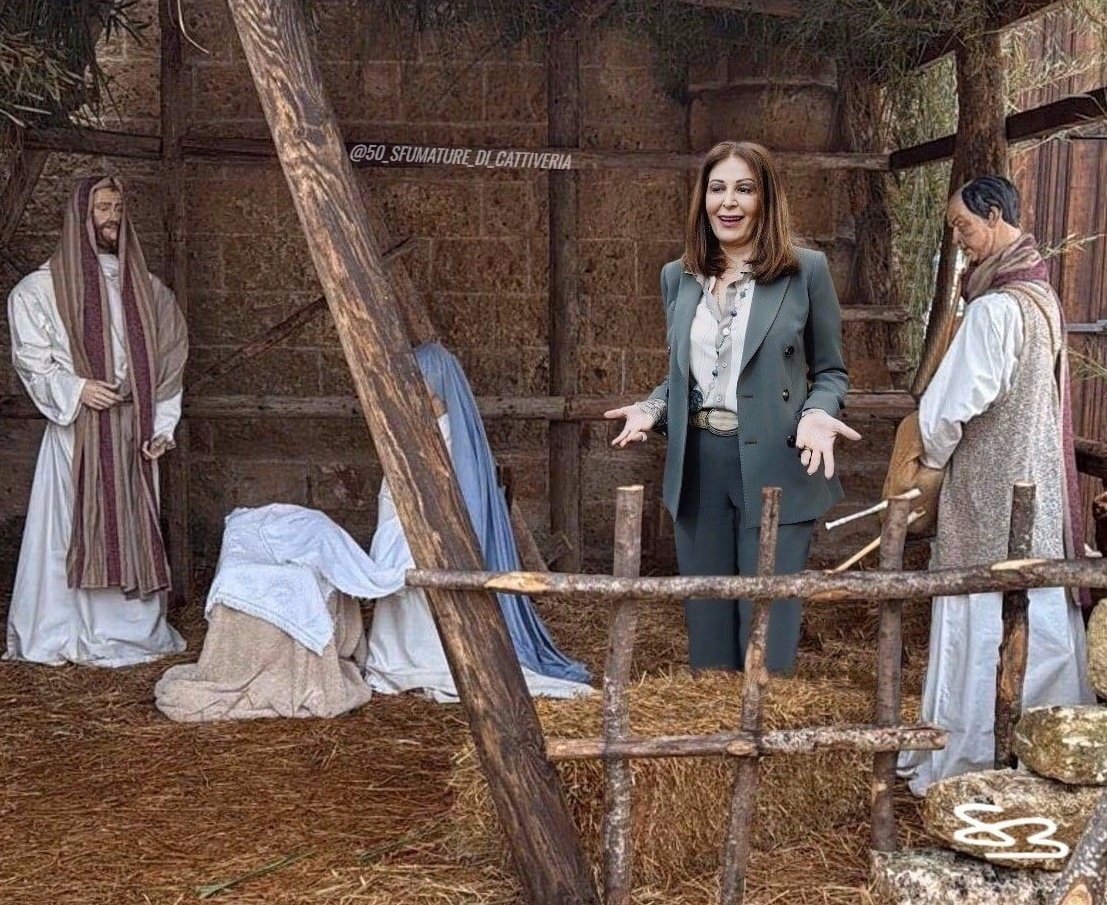 Truffatrice si finge statua e si nasconde nel presepe