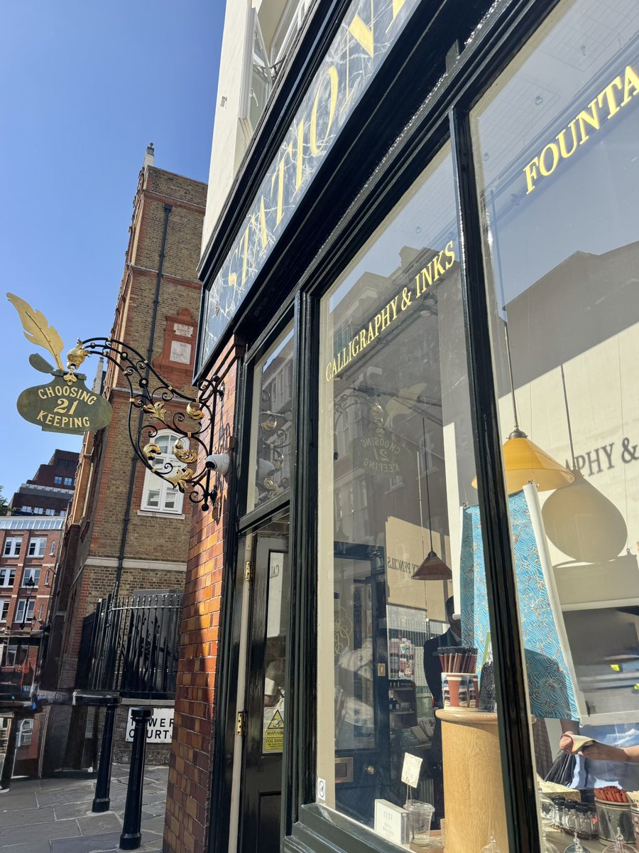 ロンドンのナショナルギャラリーの近くの文房具屋さん、かわいいカード