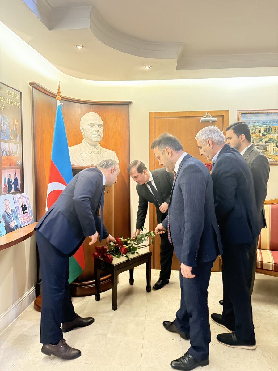 AzEmbBulgaria's tweet image. Azərbaycan dövlətçiliyinin qurulması və inkişafı yolunda misilsiz xidmətlər göstərmiş və ömrünü Azərbaycan xalqının rifahına həsr etmiş ümummilli lider Heydər Əliyevin əziz xatirəsini ehtiramla yad edirik. 

Allah rəhmət eləsin!

С дълбока признателност и преклонение почитаме…