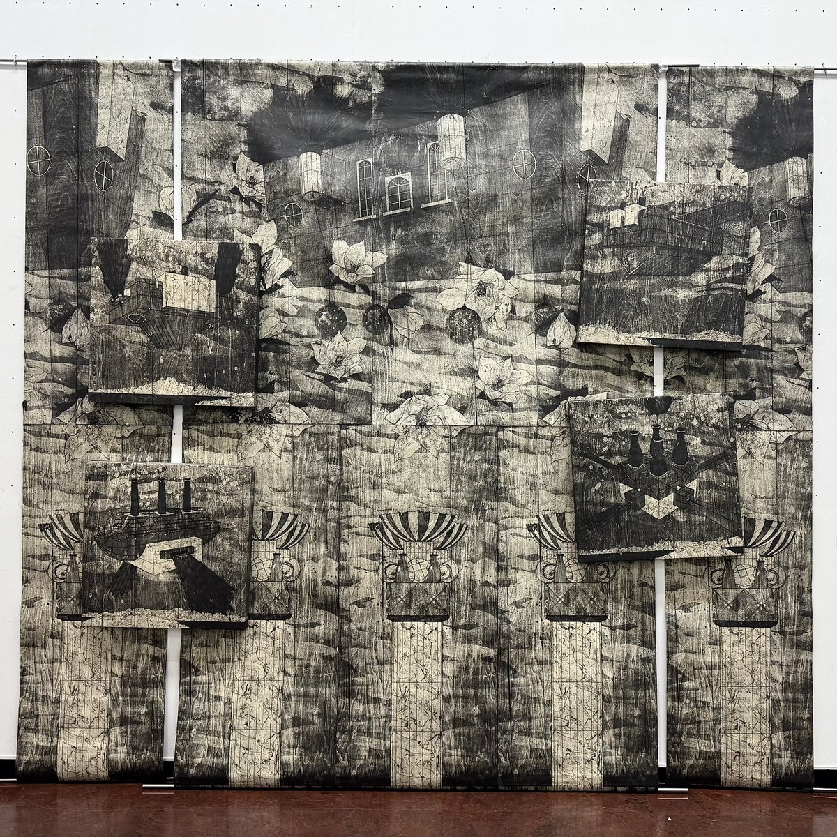 確かに画面は油彩画の質感。様々なモチーフがコラージュのように描かれ