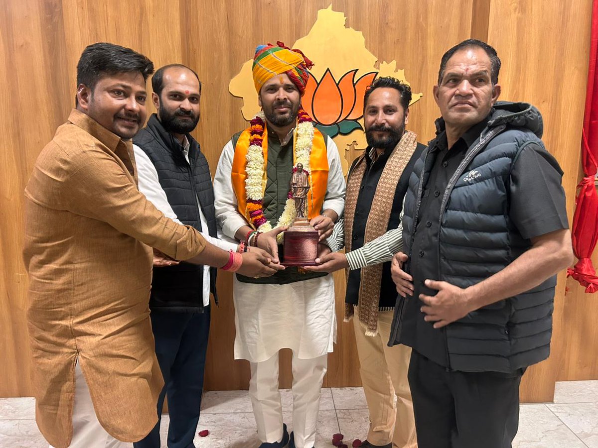 news21national's tweet photo. भाजपा की नई प्रदेश कार्यकारिणी में मिथिलेश गौतम के प्रदेश महामंत्री बनाए जाने पर भाजपा युवा मोर्चा ने उनका स्वागत व अभिनंदन किया, कार्यक्रम में जितेंद्र झा, भीमराज, अरुण प्रधान सहित कई कार्यकर्ता उपस्थित रहे।

#BJP #YuvaMorcha #MithileshGautam #StateGeneralSecretary #PoliticalUpdate #BJPWorkers #Leadership #BreakingNews #LatestNews #HindiNews #News21 #News21National

@Jitendra_jha95 @RajCMO @BJP4Rajasthan