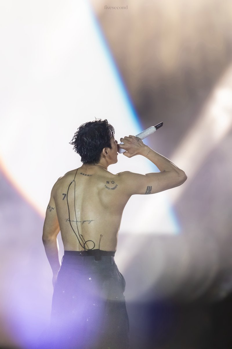 That hazy silhouette that lingers in my mind.
내 마음 깊은 곳에 아련히 남아 있는 그 실루엣.

#BamBamHOMETOWNConcertDay1 
#BamBam #뱀뱀