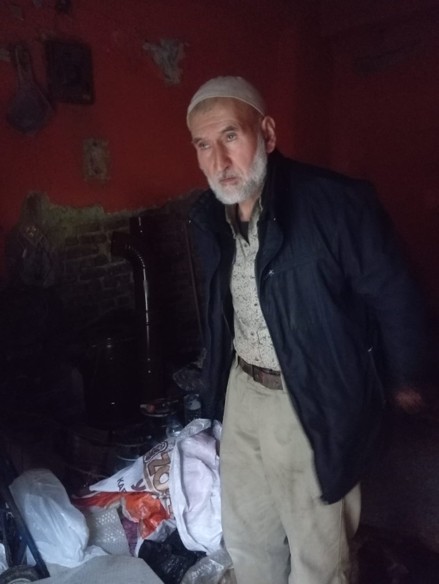 Diyarbakır'da 61 yaşındaki Recep Becerikli Bağlar Göçmenler Caddesi'ndeki boş bir dükkân içerisinde yaşam mücadelesi veriyor.
<a href="/dbakirvalilik/">T.C. Diyarbakır Valiliği</a>
<a href="/vali_zorluoglu/">Murat Zorluoğlu</a>