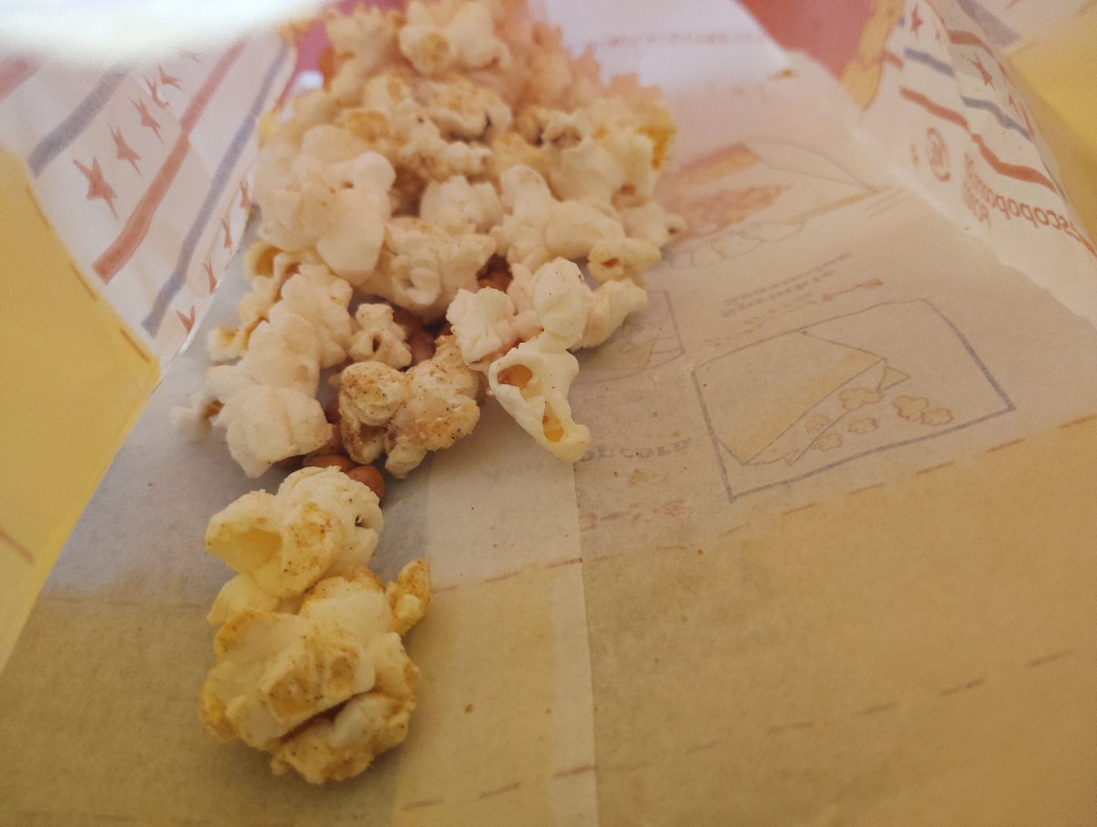 yaitearusoba's tweet photo. ポップコーン食べた🍿 https://t.co/TYY8CJmRoY