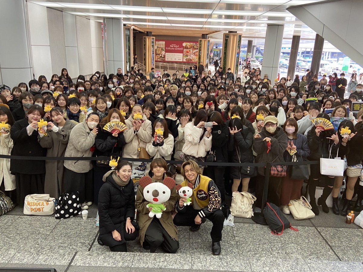 2003fnt_lil's tweet photo. 先日のラジオ収録の写真見たら、黄色のもの持ってる人多くて、ラジオ局から渡された🦋的な感じのかなって思って、よく見たらそたんジェルだった😂

 #中島颯太 
 #そたんジェル https://t.co/KFrNkt6KbY